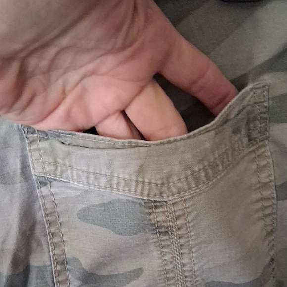 Green Cargo Shorts with Belt Loops and Mid-Thigh Length - Picture 6 of 7